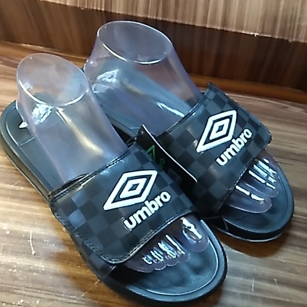 Umbro boys large slides shoes nwt